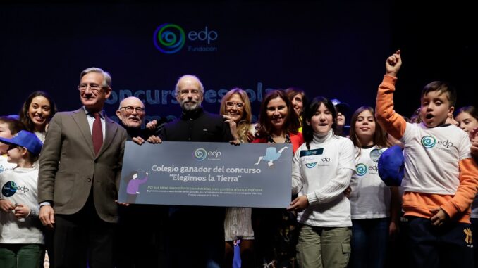El colegio CEIP Europa de Dos Hermanas, ganador del certamen, celebra el premio