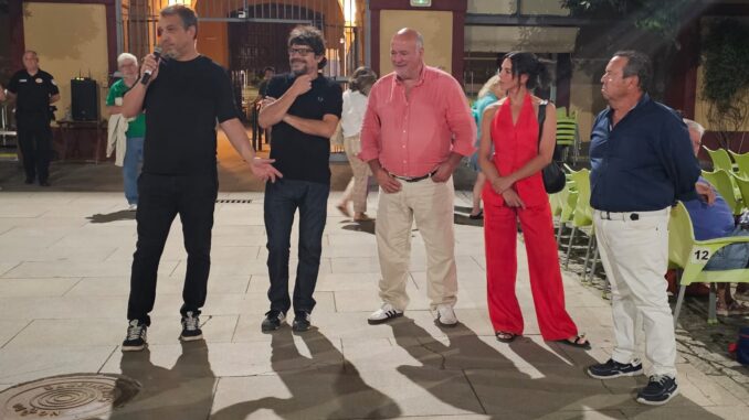 En la imagen, de izquierda a derecha, el productor Daniel Pérez Astiárraga; el director Santi Amodeo; el productor Luis Millán; la actriz Paula Díaz, y el empresario cinematográfico, Luis Rodríguez en la Diputación