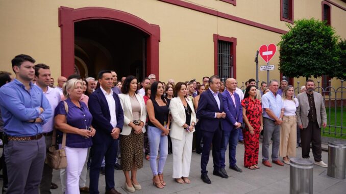 Minuto de silencio en la puerta de la Diputación de Sevilla por la última víctima de violencia machista