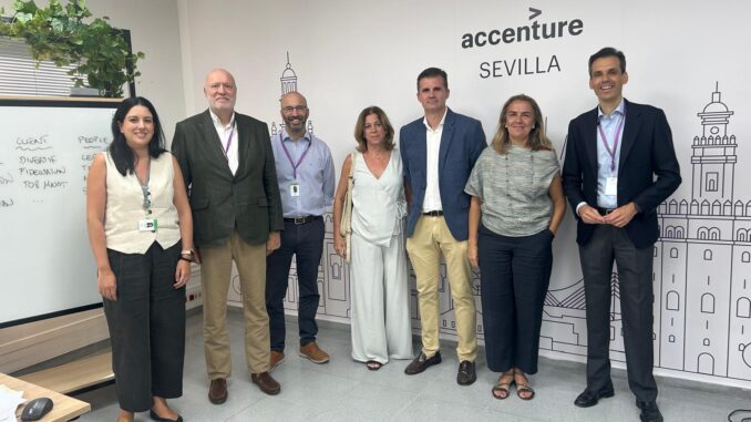 Los responsables de INPRO flanqueados por responsables de Accenture en Sevilla, durante la visita.