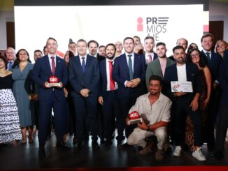 Foto de familia tras la entrega de los premios AJE Sevilla 2025.