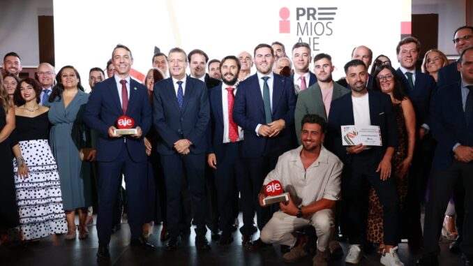 Foto de familia tras la entrega de los premios AJE Sevilla 2025.