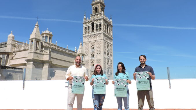 Miembros de la compañía 'Cerrado por obra' junto a Miguel Ángel Melero, coordinador de la Casa de la Provincia, durante la presentación del cartel.