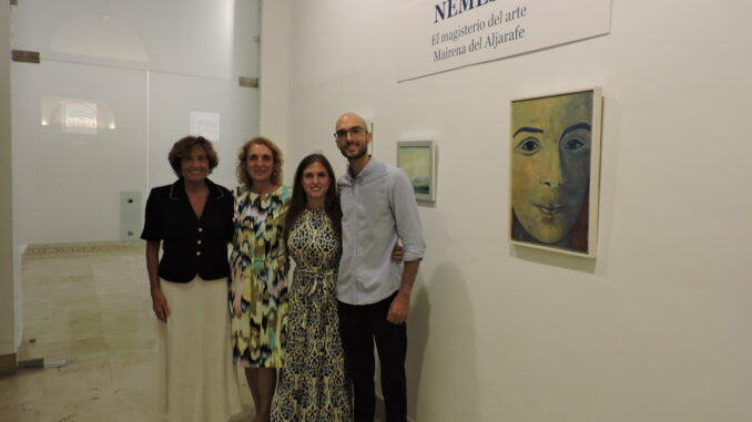 La familia de Nemesio Moreno, junto a la edil mairenera Blanca de Pablos, tras la inauguración de la muestra.