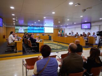 Los diputados aplauden en señal de respaldo a los miembros de la Federación Salud Mental Andalucía y al presidente de la Asociación Gremial Sevillana de Arte Sacro, que han asistido a la lectura de las declaraciones.