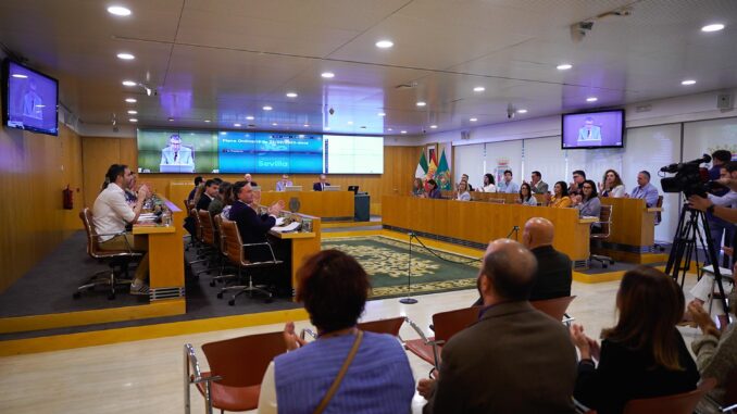 Los diputados aplauden en señal de respaldo a los miembros de la Federación Salud Mental Andalucía y al presidente de la Asociación Gremial Sevillana de Arte Sacro, que han asistido a la lectura de las declaraciones.
