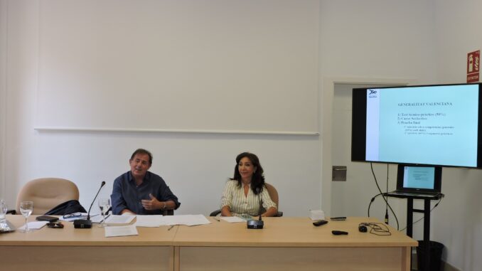 Andrés Bojollo y Lourdes Romero, director y subdirectora del Área de Empleado Público de la Diputación, durante el curso de formación