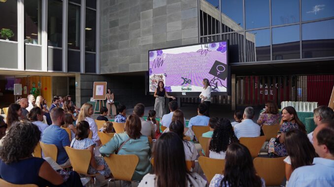 Un momento del acto de entrega de premios y diplomas de agradecimiento, en el que participaron los jóvenes participantes y sus familias.