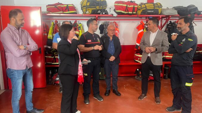 El diputado y el gerente del Consorcio de Bomberos, con la alcaldesa de Marchena y personal del parque, de titularidad municipal.