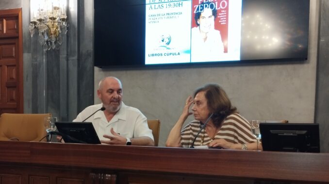 El autor del libro junto a Amparo Rubiales, durante la presentación en la Casa de la Provincia de la Diputación.