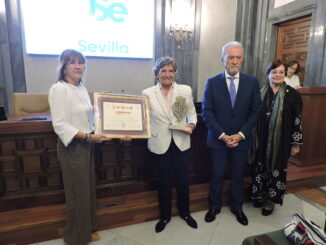 Un momento de entrega del galardón a los familiares de Francisco Javier Yoldi García.