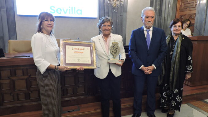 Un momento de entrega del galardón a los familiares de Francisco Javier Yoldi García.