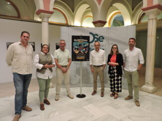 Miembros de la asociación Musiquedando, junto a concejales y el técnico de Cultura de Alcalá del Río, durante la presentación en la Casa de la Provincia.