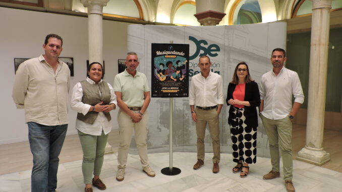 Miembros de la asociación Musiquedando, junto a concejales y el técnico de Cultura de Alcalá del Río, durante la presentación en la Casa de la Provincia.