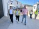 El diputado junto a la alcaldesa y otros responsables municipales, durante la vista a la zona en la que se ha actuado.