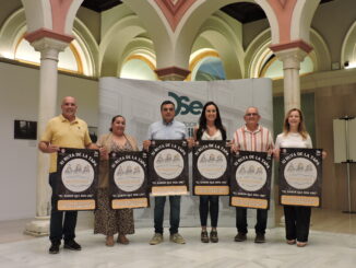 Los participantes en el acto de presentación en la Casa de la Provincia, con el cartel de la XI Ruta de la Tapa de Benacazón.