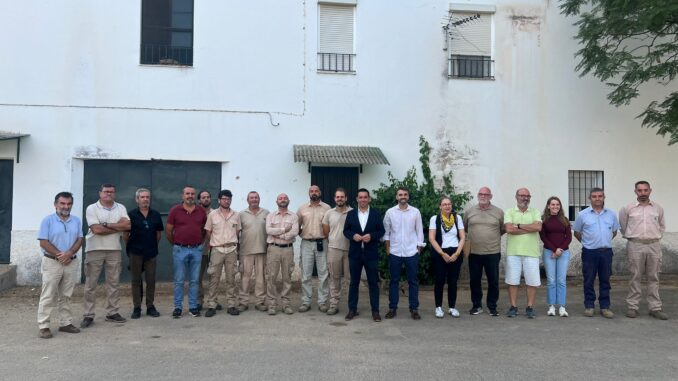 El diputado y su equipo, con los trabajadores del Vivero Central de la Diputación de Sevilla.