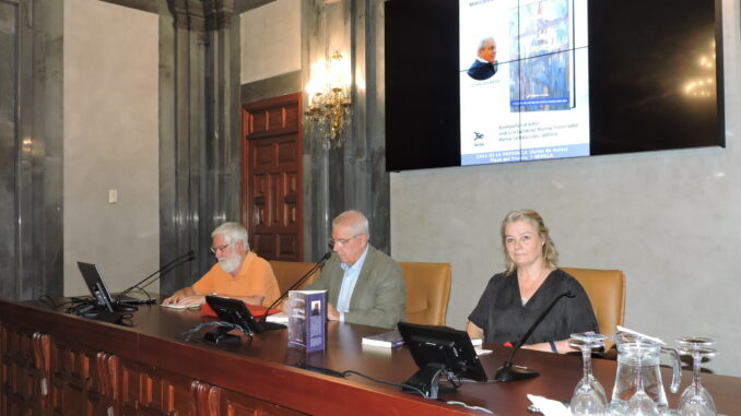 El autor junto al historiador José Luis Gutiérrez y la editora Marisa Carbajo, durante la presentación.