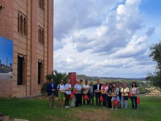 El vicepresidente de Prodetur, Rodrigo Rodríguez Hans, atendiendo a un grupo de agentes de viajes internacionales en una visita de familiarización por la provincia